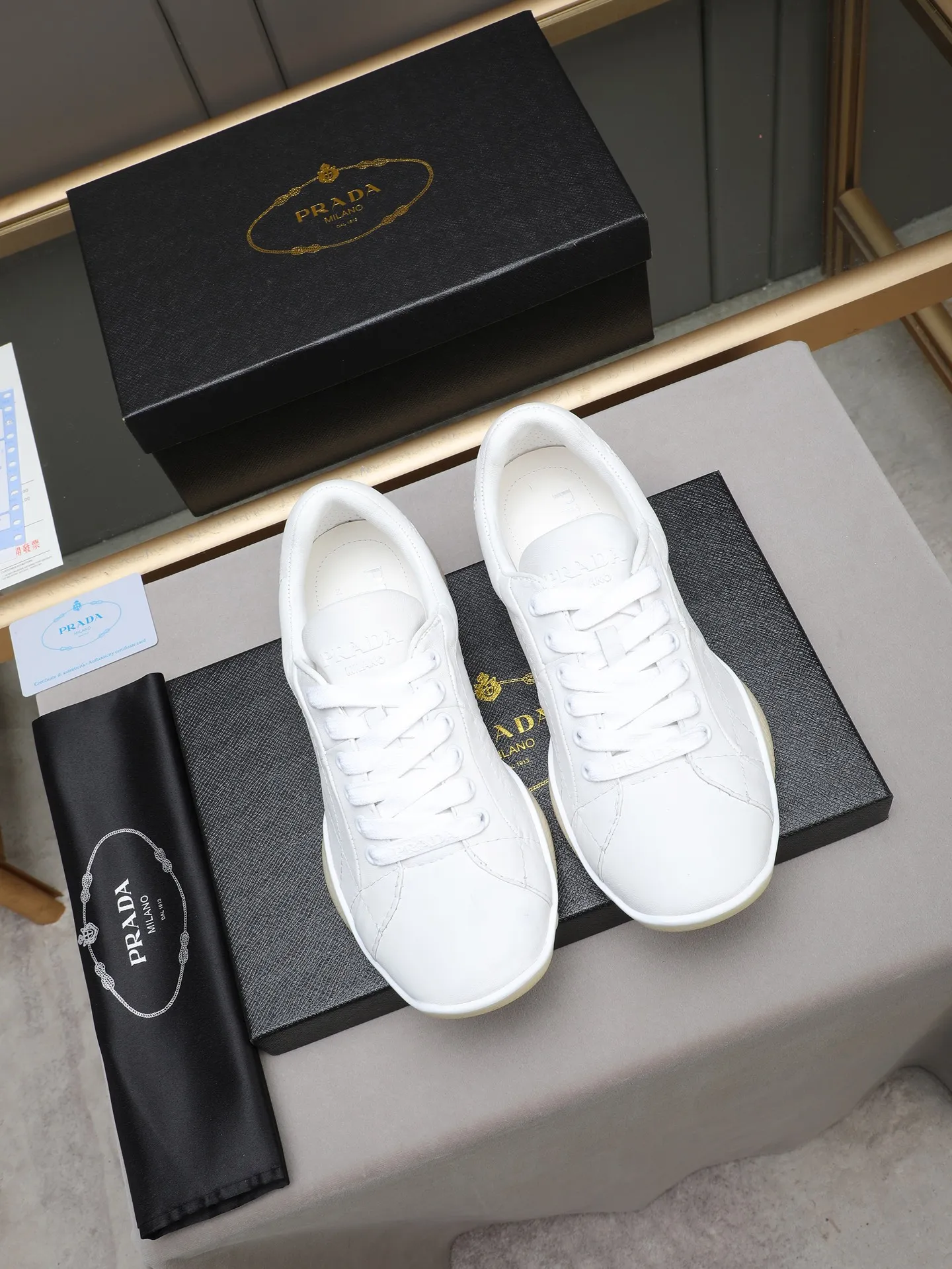 Men's Men's Shoes 💰700 Prada/Prada 1:1 men's casual shoes combine comfort with sophisticated and innovative design. The latest model features a sporty silhouette with visible topstitching that echoes the dynamic lines of the original. Inspired by driving shoes, this sneaker uses a soft and even cow upper, with a light and flexible rubber sole with a concave and convex pattern pattern, giving the sneaker a light appearance and smoothness. The upper is equipped with sports-style stitching, the tongue and laces are injection molded with Epoxy logo, sheep lining and cow foot pads, TPU ultra-light outsole, the upper foot is soft and comfortable, light and breathable! Code:38-39-40-41-42-43-44 (45 customized)